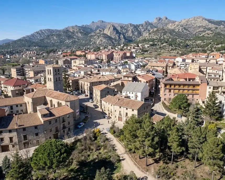 Vista aérea de un pueblo en la Sierra de Madrid, mostrando el relieve montañoso que afecta la presión del agua.