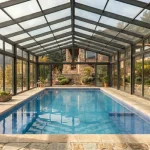 Piscina climatizada con cubierta de cristal en una casa de la Sierra de Madrid para mantener la temperatura del agua.